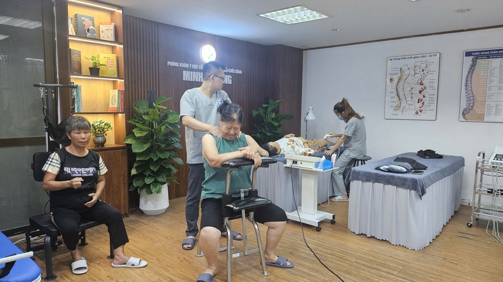 Quy trình châm cứu vô trùng được thực hiện trực tiếp bởi bác sĩ chuyên khoa tại phòng khám