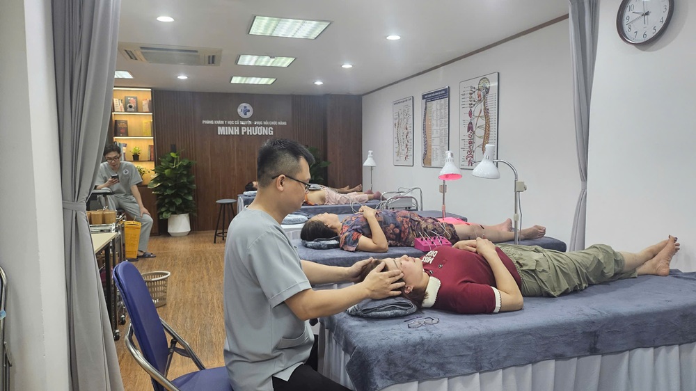 Bác sĩ thực hiện xoa bóp bấm huyệt điều trị đau cơ khớp cho bệnh nhân tại phòng khám Minh Phương
