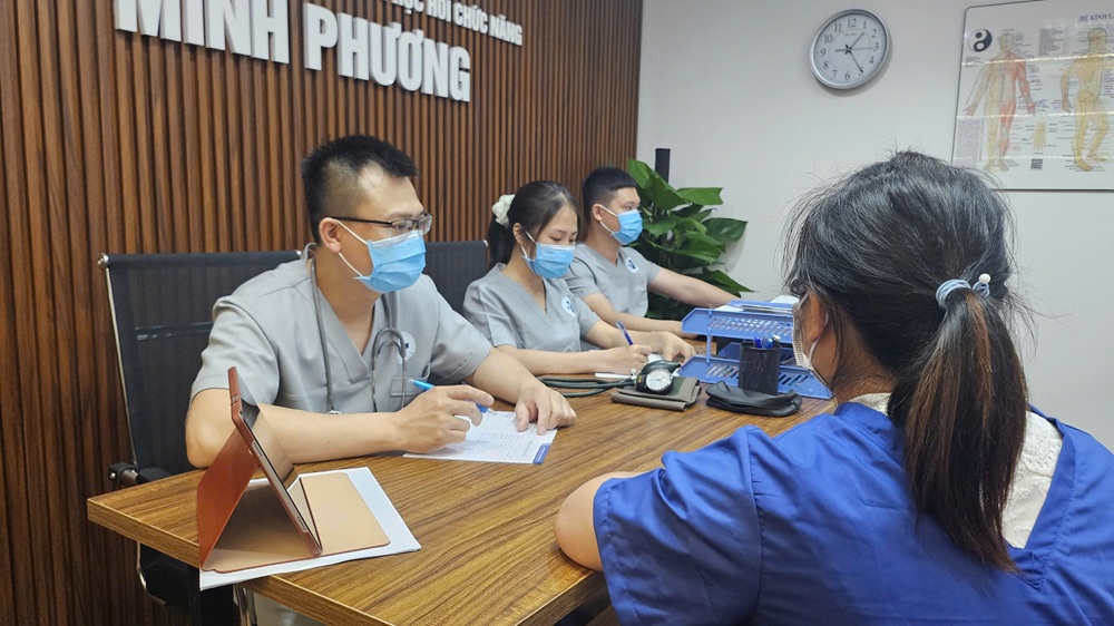 Bác sĩ châm cứu giải phóng chèn ép dây thần kinh giữa trị hội chứng ống cổ tay tại Sài Đồng