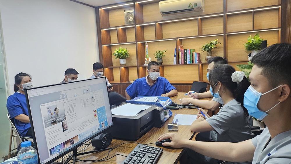 Bác sĩ châm cứu điều trị đau nhức cột sống thắt lưng bằng kim vô trùng