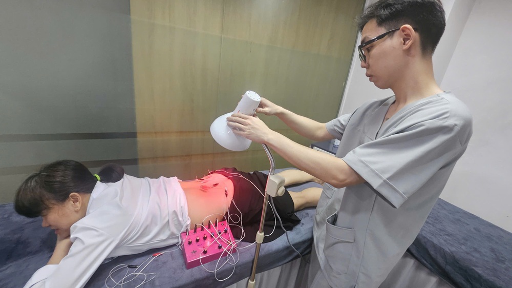 Quy trình châm cứu vô trùng được thực hiện trực tiếp bởi bác sĩ chuyên khoa tại phòng khám