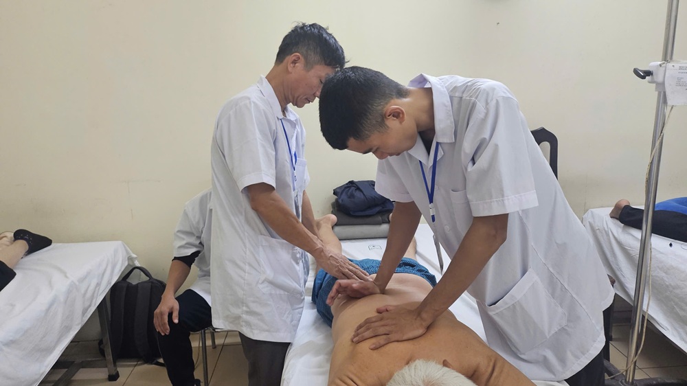 Bác sĩ thực hiện xoa bóp bấm huyệt điều trị đau cơ khớp cho bệnh nhân tại phòng khám Minh Phương