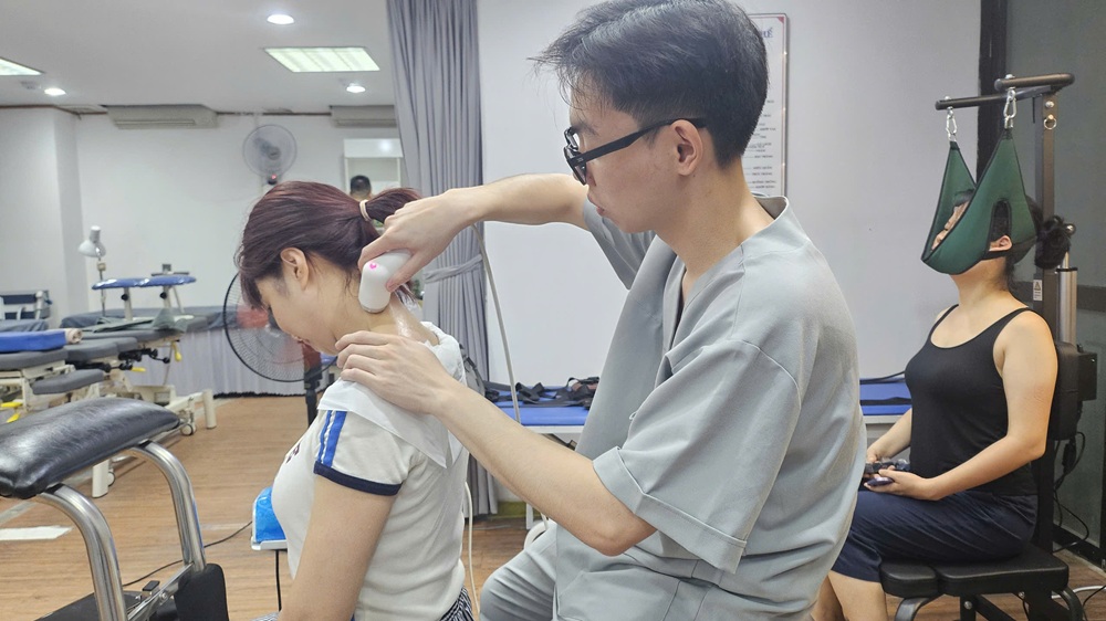 Kỹ thuật bấm huyệt giải tỏa vùng cơ lưng bị căng cứng cho cư dân khu đô thị Ciputra