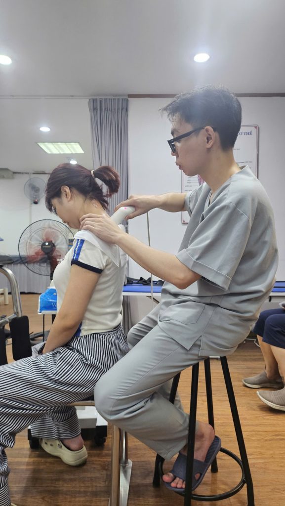 Châm Cứu Bấm Huyệt Hồ Gươm Giúp Giảm Đau Lưng Nhanh Chóng