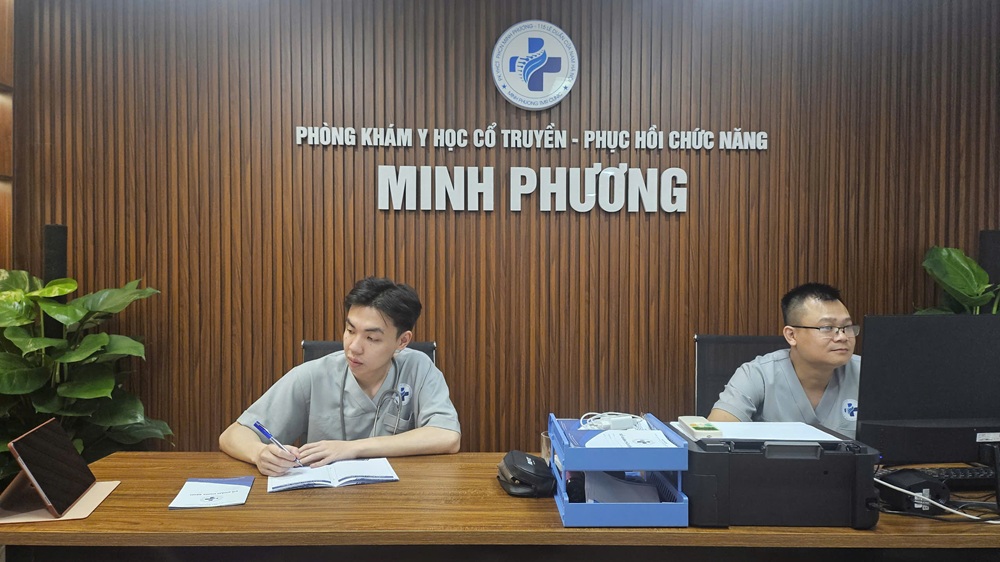Châm Cứu Bấm Huyệt Hồ Gươm luôn có các bác sĩ dày dạn kinh nghiệm thăm khám