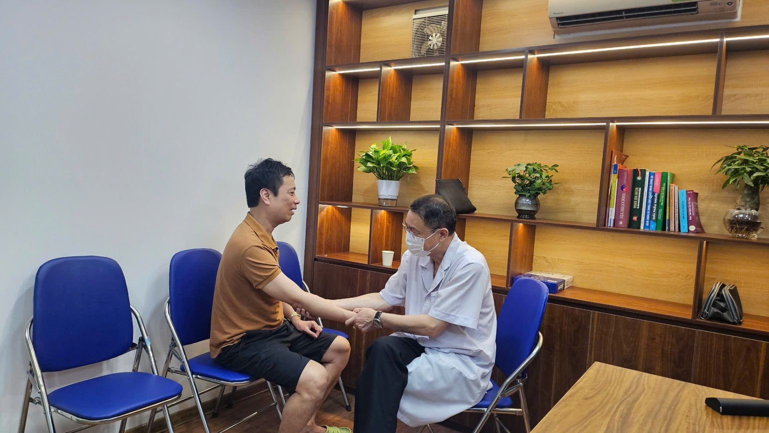 Châm Cứu Bấm Huyệt Cửa Nam