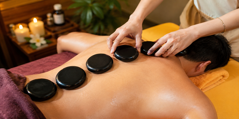 Chườm đá nóng giảm đau tại Châm Cứu Bấm Huyệt Hàng Bài