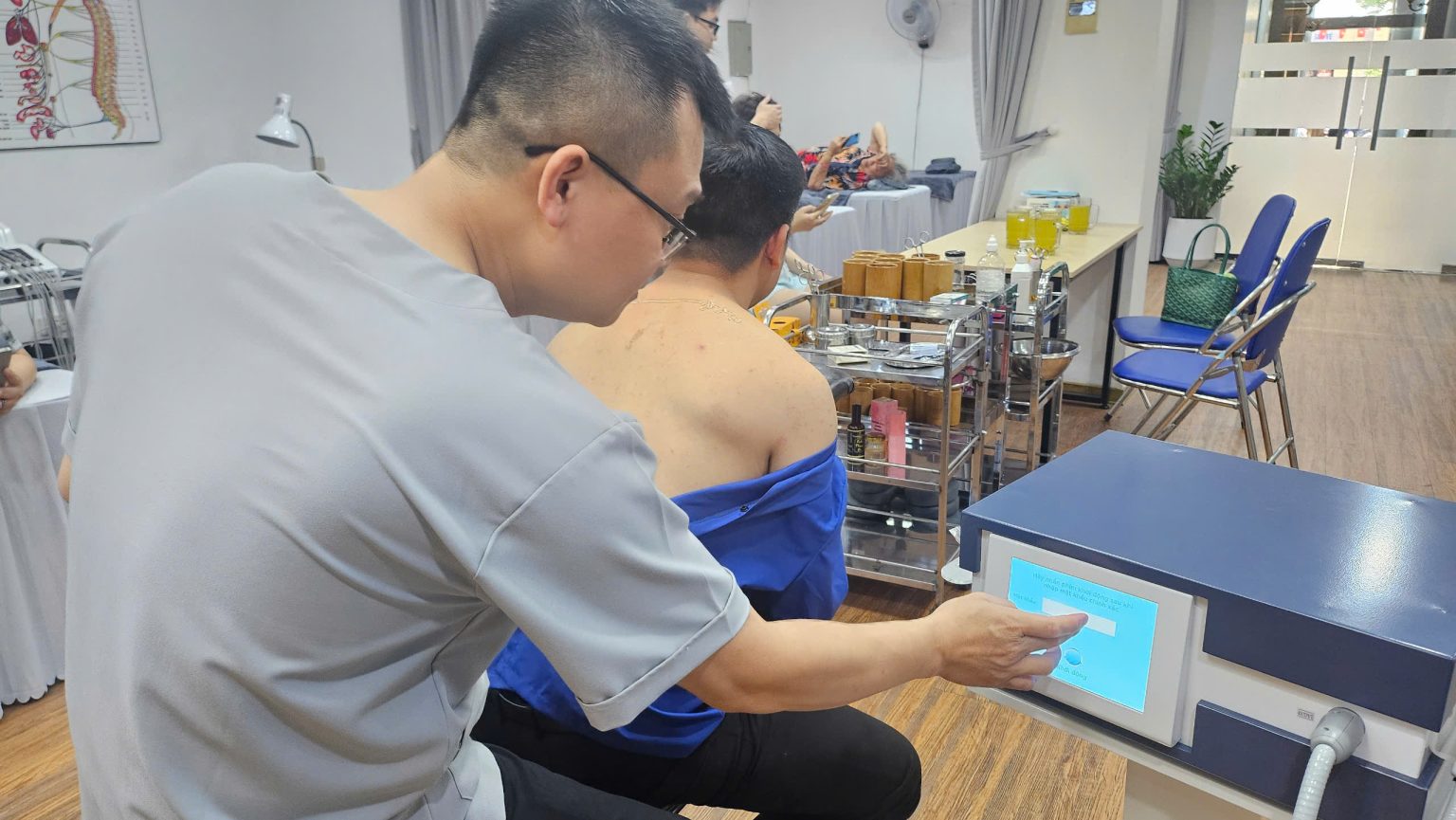 Châm Cứu Bấm Huyệt Cửa Nam