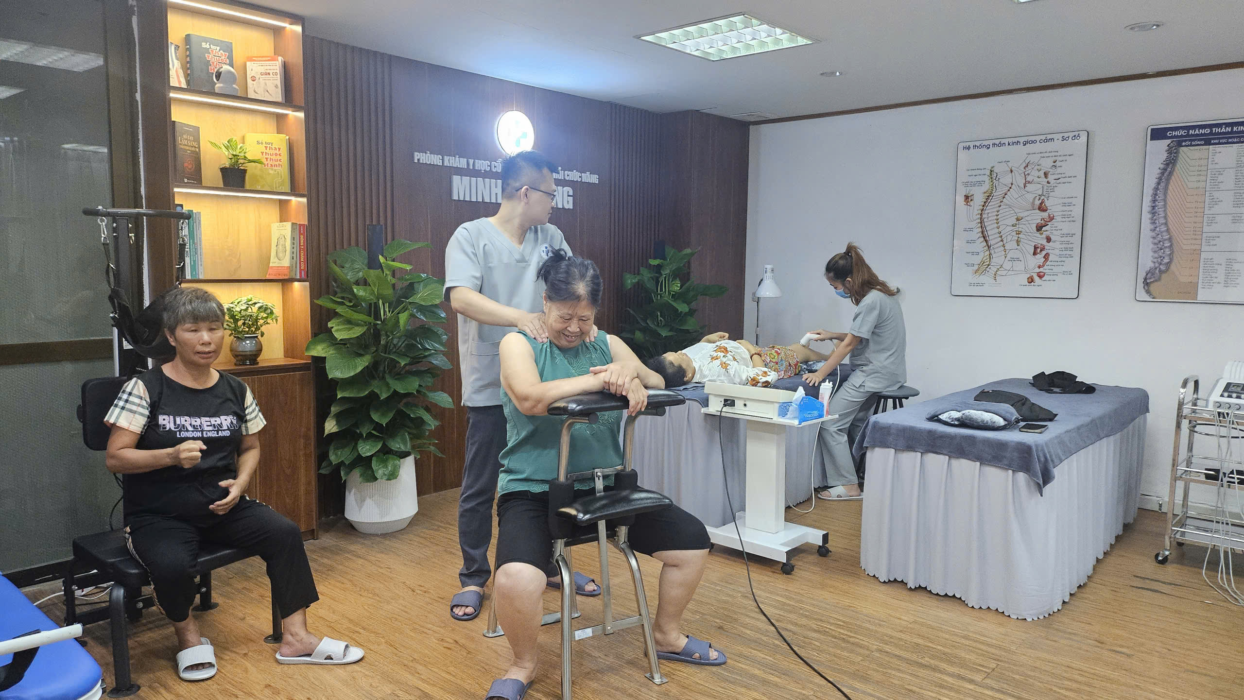 Châm Cứu Bấm Huyệt Mộ Lao An Toàn, Phục Hồi Vận Động Nhanh